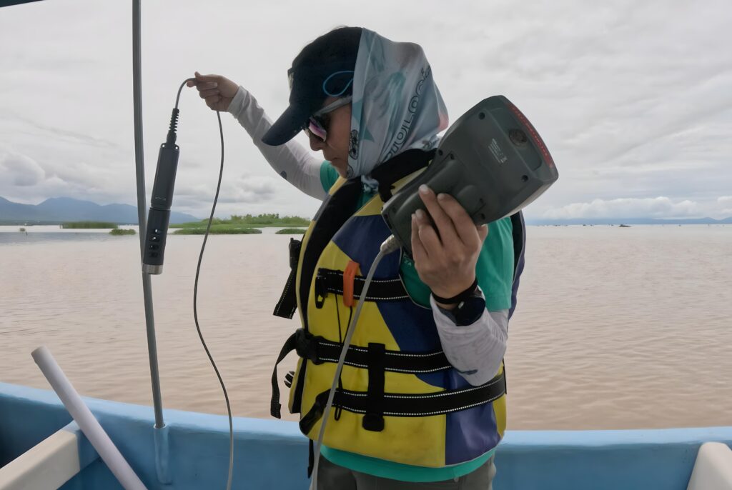 Bióloga de la Fundación Defensores de la Naturaleza realiza el monitoreo de agua en el Humedal Refugio de Vida Silvestre Bocas del Polochic.