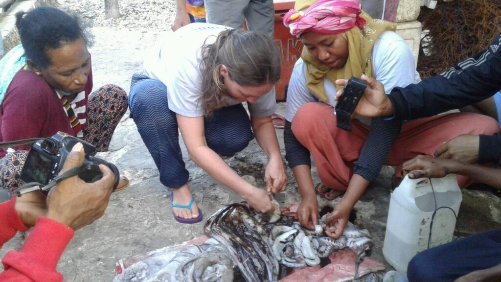Fotografía de Claudia Matzdorf Brenner, bióloga marina y consultora independiente en Matzdorf Consultancy, junto a un grupo de pescadores locales en Sulawesi, Indonesia, durante labores de monitoreo y evaluación de especies marinas.