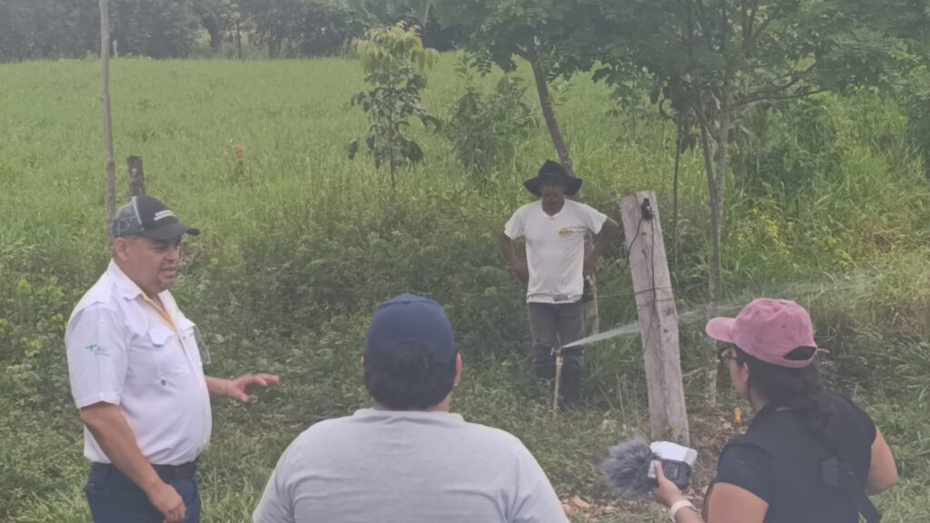 El propietario de la finca muestra las tomas de agua dentro del perímetro del potrero para abastecer al ganado.