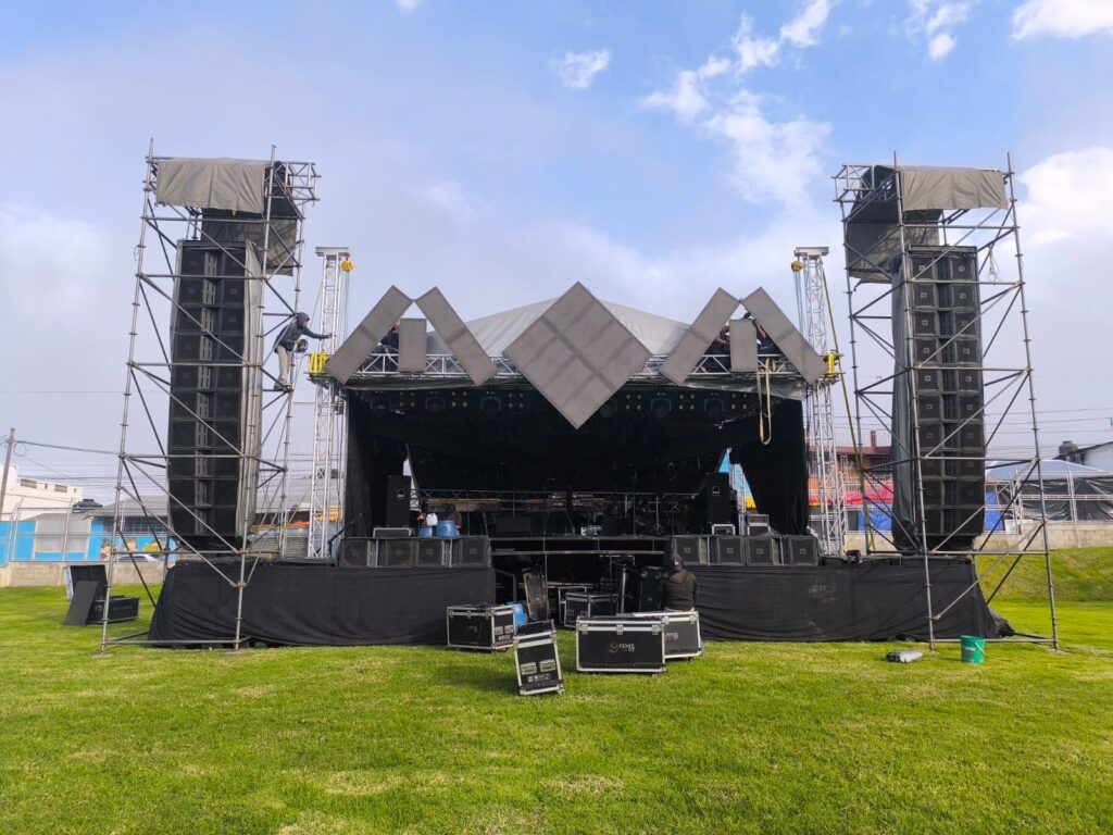 Tarima con pantallas y sonido para las presentaciones artísticas durante la feria. Foto: Facebook de San Cristóbal Cucho.