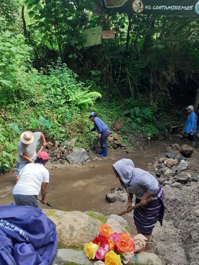 Vecinas y vecinos retiran basura del río Xeplatix, en Santiago Sacatepéquez.