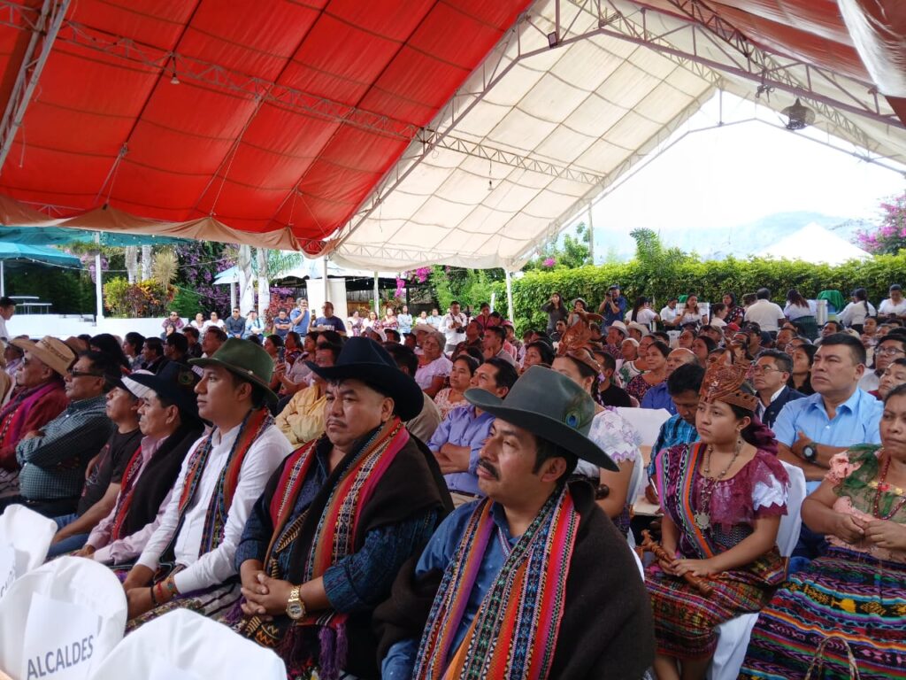 Diversos sectores participaron en la presentación publica del reglamento a favor del lago de Atitlán en San Pedro La Laguna. Foto Nuto Chavajay