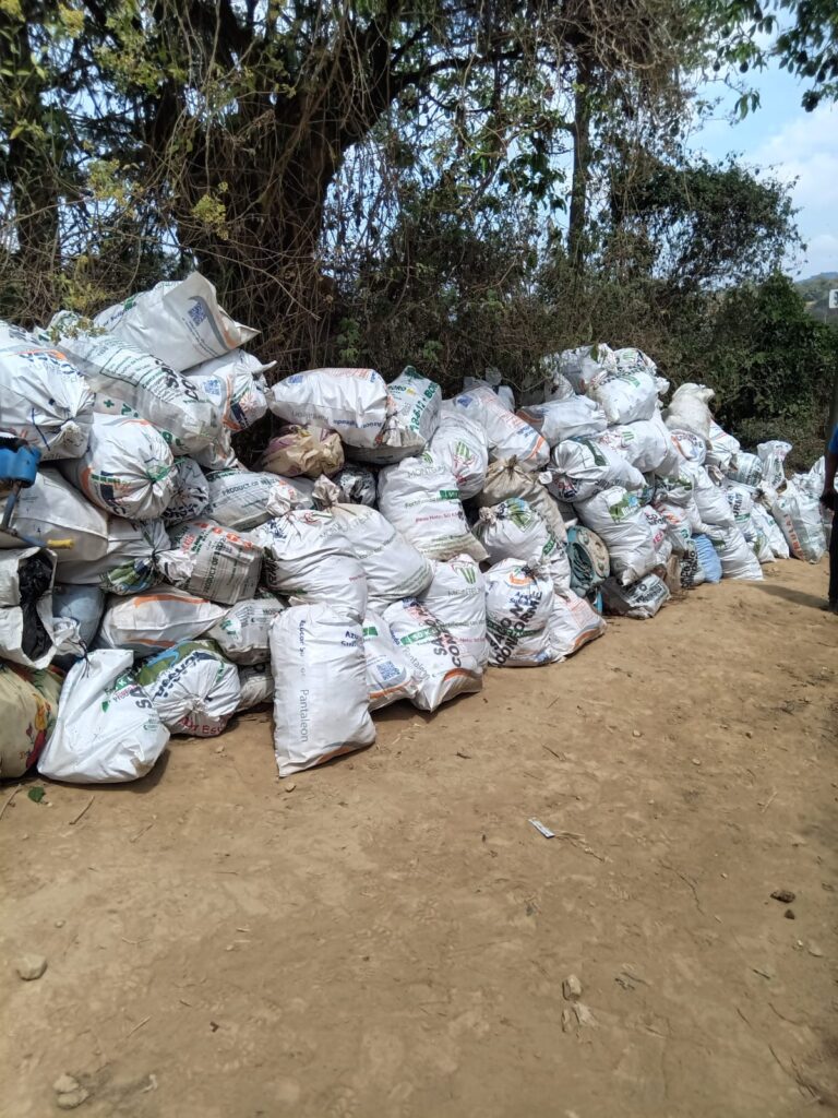 Costales con basura que se retira del río Xeplatix.