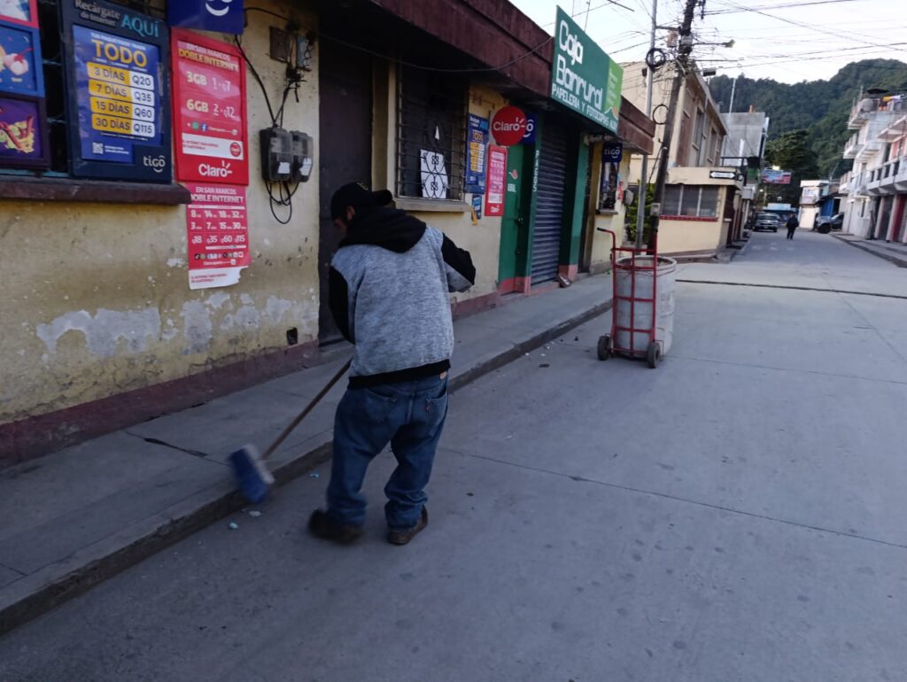 Personal de limpieza recolecta desechos después del día de mercado en el municipio de Sibinal. 