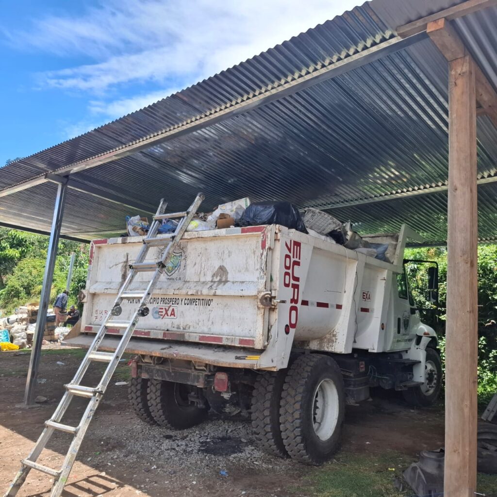 Camión recolector en el lugar de acopio de desechos sólidos de la municipalidad de Sibinal.