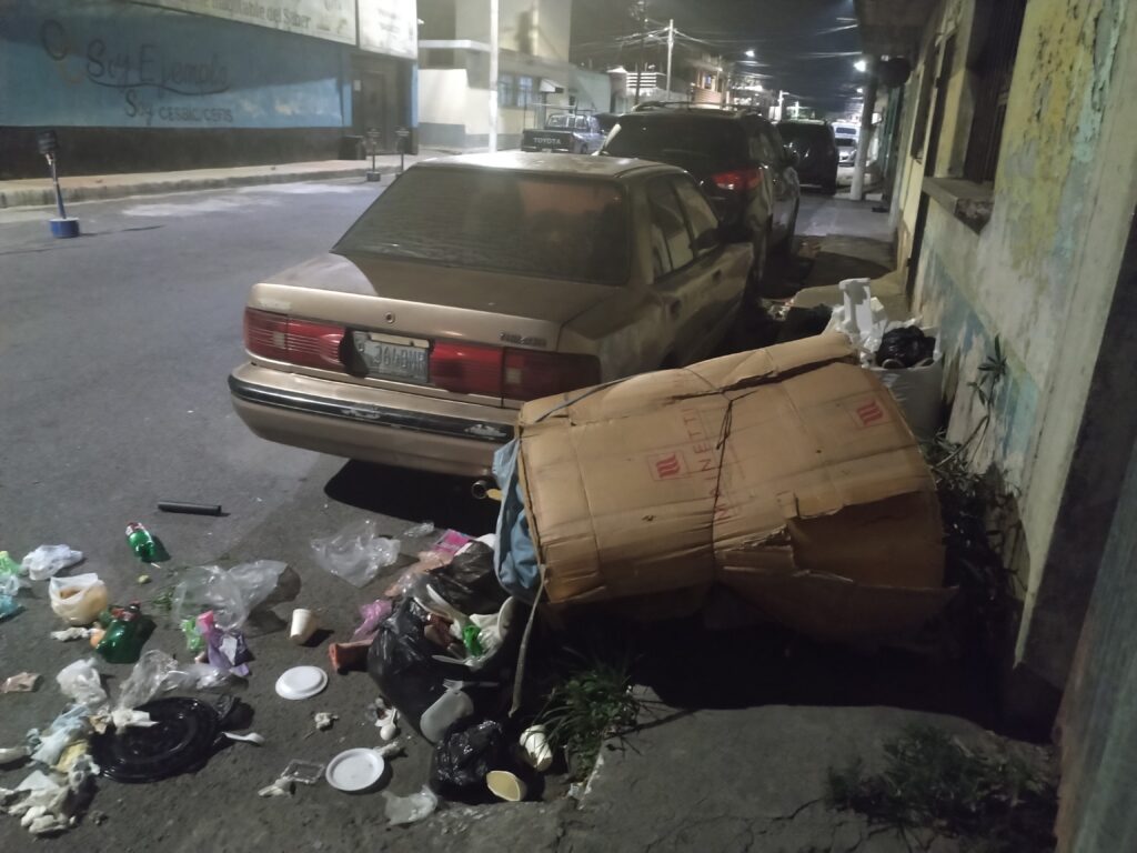 La municipalidad de Mixco usa parte de su presupuesto para recolectar lo que se acumulan en basureros clandestinos. No hay enfoque de educación ambiental ni sanciones efectivas. 