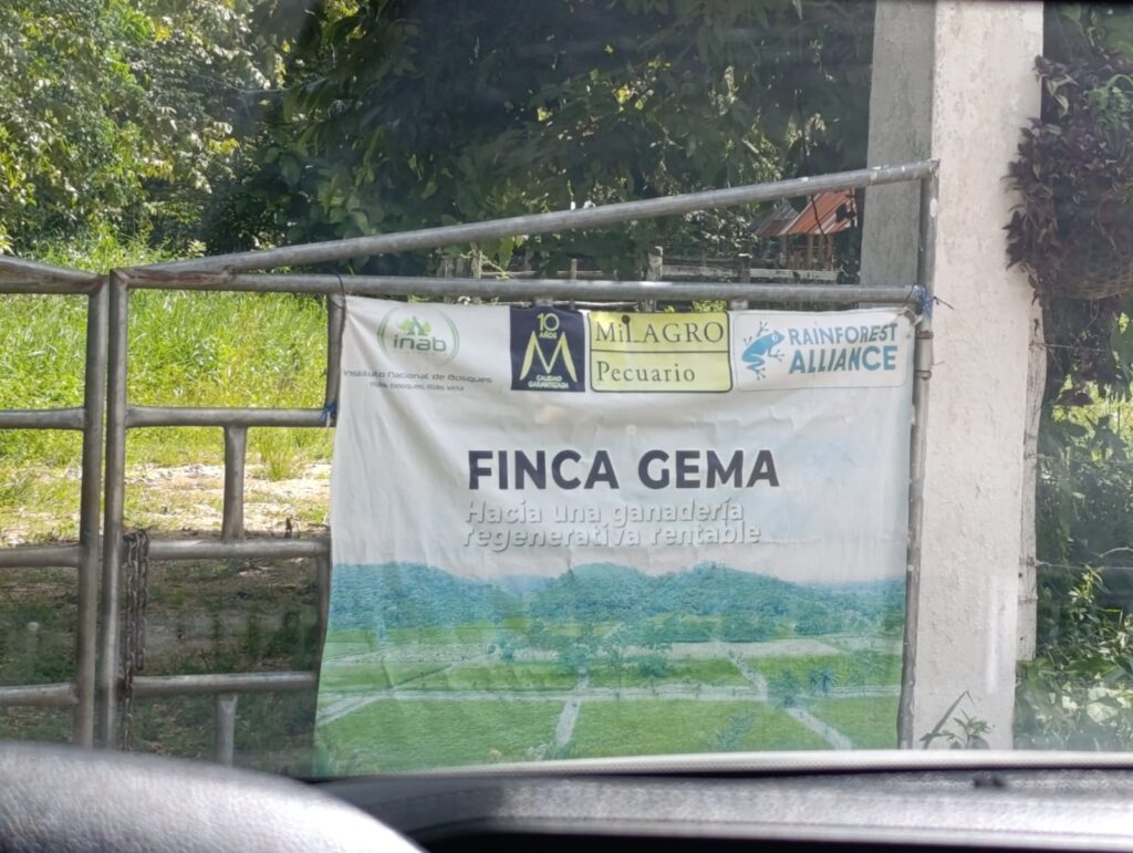 Entrada a la finca en donde indica que es parte del programa de transición hacia la ganadería sostenible