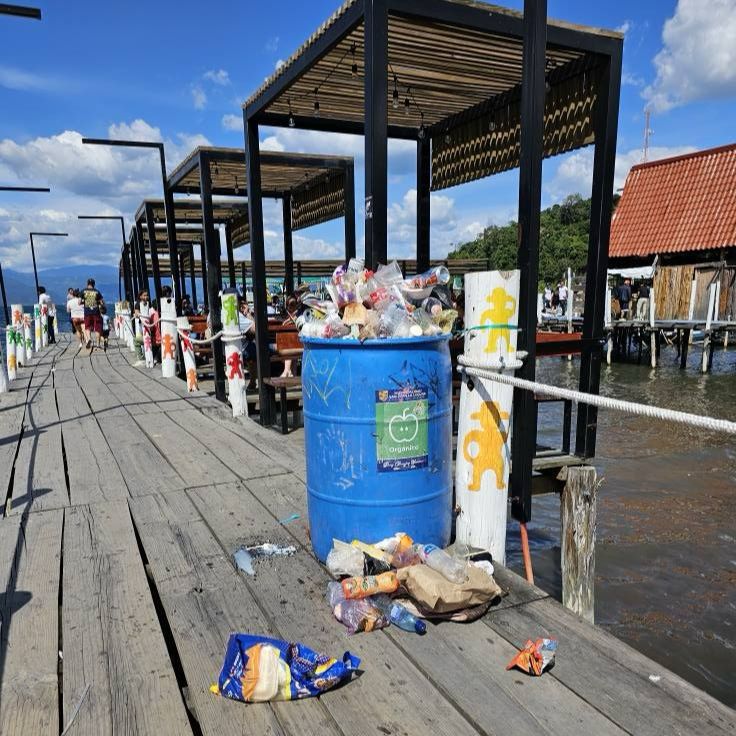 En julio los cocodes de alrededor del lago de Atitlán alertaron acerca de los desechos sólidos en las playas del cuerpo de agua. Foto: Mundo Informativo Digital.