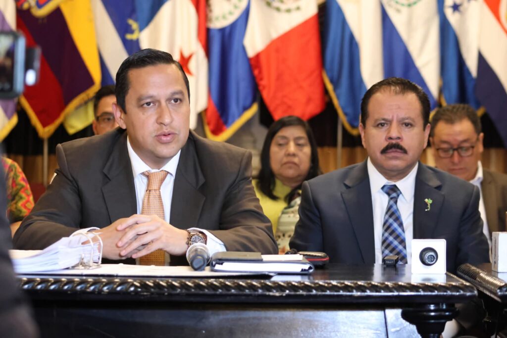 “El INDE tramitó dos antejuicios en mi contra, no me importa, mientras yo esté acá no vamos a aceptar la deuda sin que lo demuestren”, enfatizó el alcalde Juan Fernando López (a la derecha). Foto: municipalidad de Quetzaltenango.