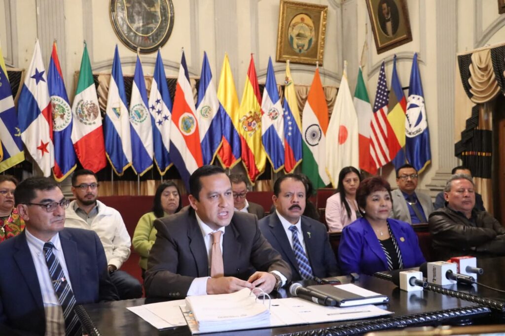 Juez ordena a la municipalidad de Quetzaltenango a pagar Q700.4 millones que debe al INDE. El alcalde y su concejo refieren que no existe comprobante de deuda, y que la orden del juez no está en firme. 
