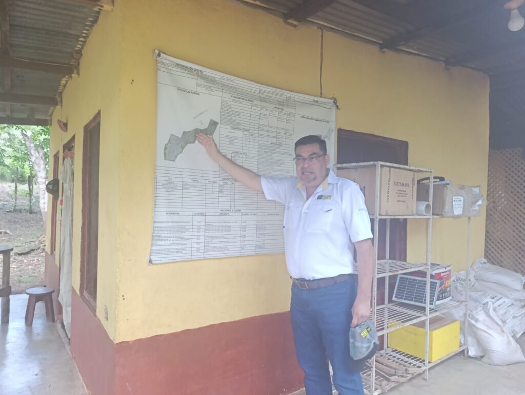 Mynor Pimentel muestra la distribución en la planificación inicial para transitar hacia una ganadería sostenible.