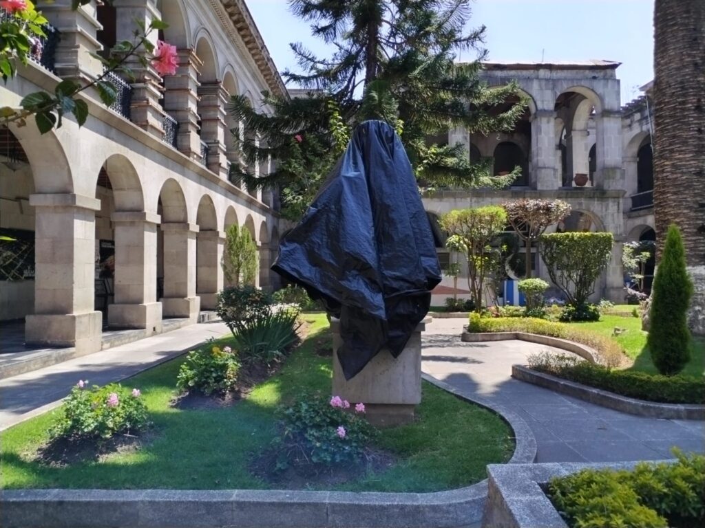 La escultura a cargo de Rasgos Geniales, Esculturas y Lienzos, costó de Q255 mil. La colocaron sobre una base de cemento en el jardín del palacio municipal de Quetzaltenango, donde sigue cubierta.