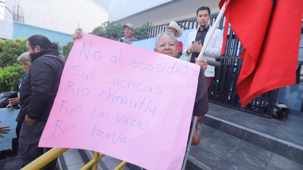 Una vecina de Santa Cuz Chinautla con un cartel que dice “No al ecocidio”. Foto Mario Winter cortesía AIDA.
