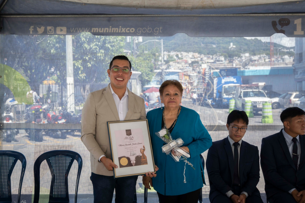 Por ejemplo, Moris González es alcalde auxiliar de la zona 3 de Mixco y es el concejal IV de la comuna. Una práctica clientelar que elimina la participación ciudadana. 