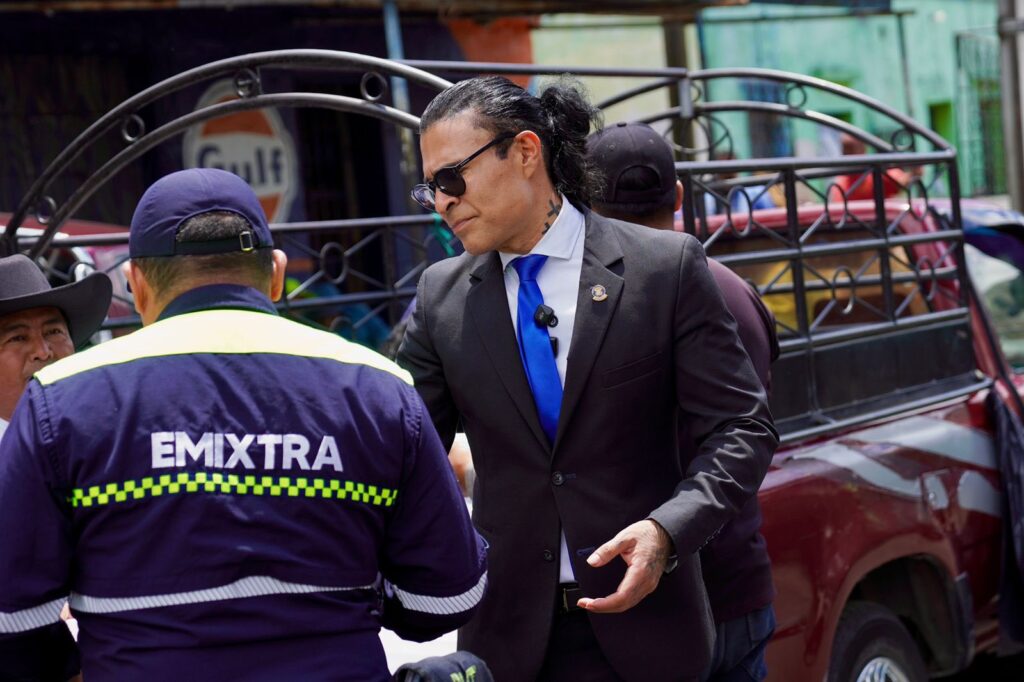 El alcalde de Mixco, Neto Bran, utilizó sus redes sociales para mostrar descontento ante el tráfico que, según él, provocaron los semáforos inteligentes de la MuniGuate