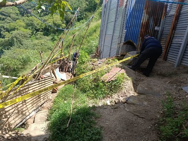 La alcaldía de Villa Canales cerró el área en donde se encontraban las viviendas en la parte alta del talud en el kilómetro 11.5. Foto: municipalidad.