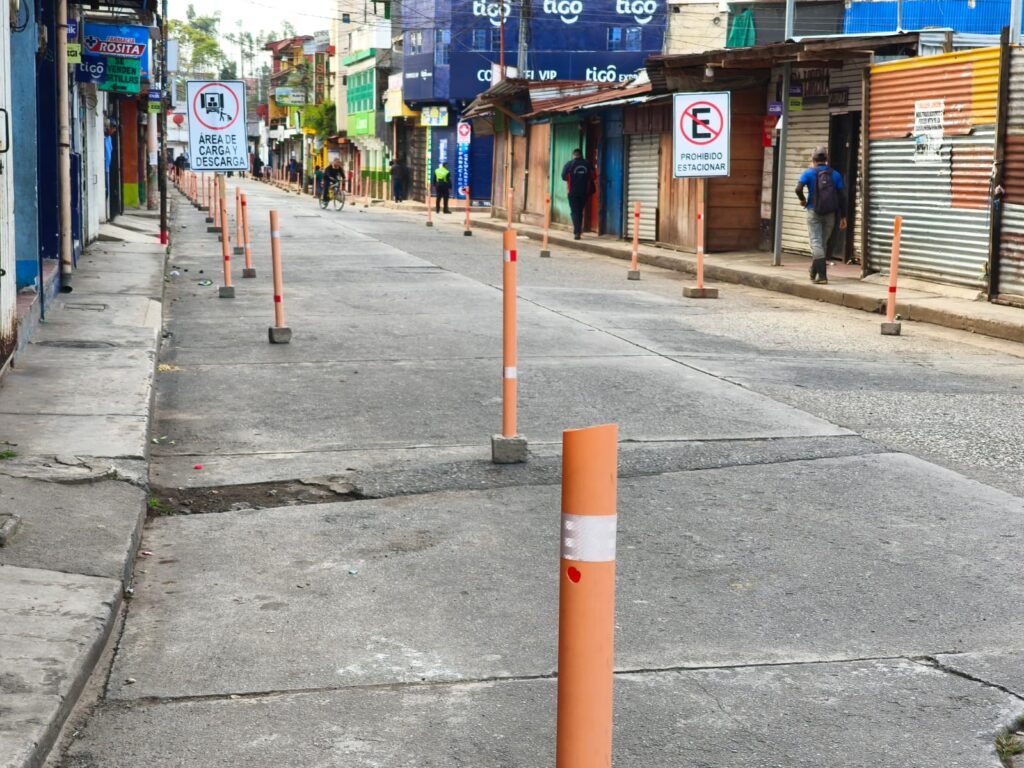 Estos son los bolardos que empleados de la municipalidad colocan y vecinos retiran. Foto: Eduardo Sam.