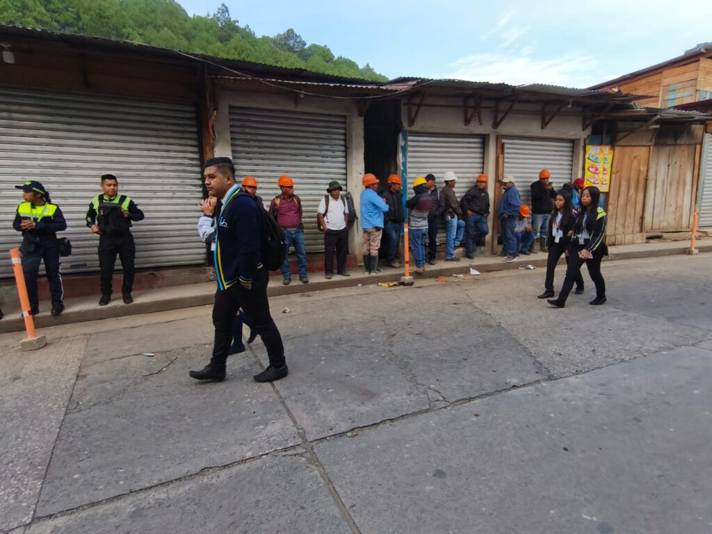 Es la calle conocida como del Intecap, la Diagonal 1 de Cobán. La municipalidad la convirtió de doble vía a pesar de sus aceras donde apenas cabe un peatón. 