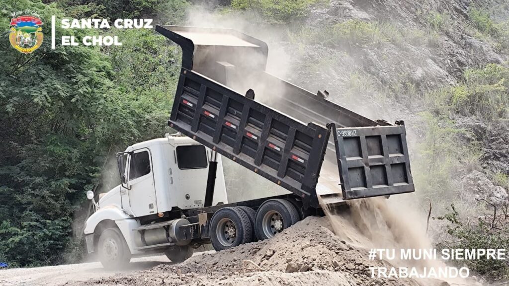 Movimiento de tierras para colocar gaviones en el cruce de Lo de Reyes hacia Aguacó. Foto: municipalidad de Santa Cruz El Chol, Baja Verapaz.