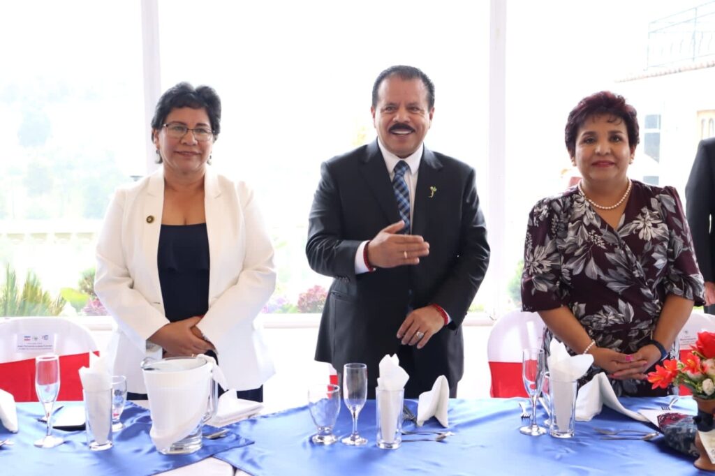 Katia Dinorah Minera Vásquez, junto al alcalde Juan Fernando López  durante las actividades de Xelafer 2025. Foto: municipalidad de Quetzaltenango.
