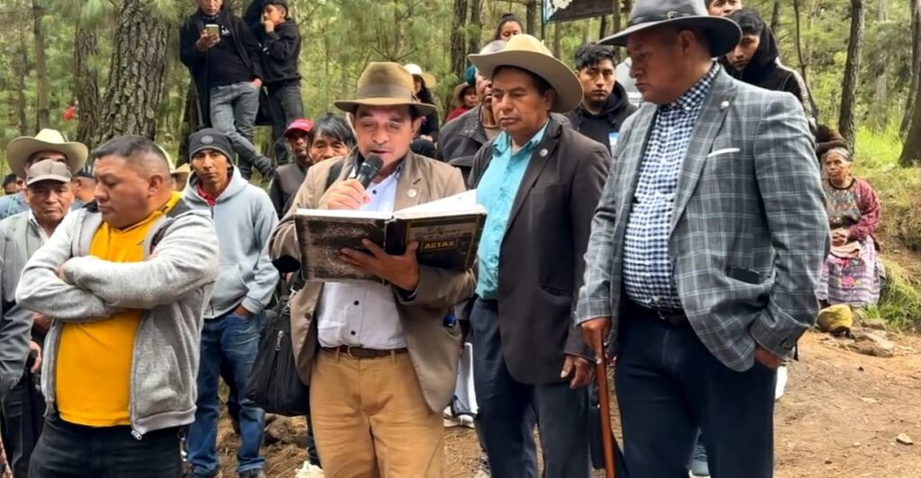 Entre los asistentes se encontraban representantes de la Aldea Nueva Candelaria  de San Cristobal Totonicapan, pues señalan que el proyecto abarca colindancias de su territorio y les afecta. Fotos: Producciones Crucero