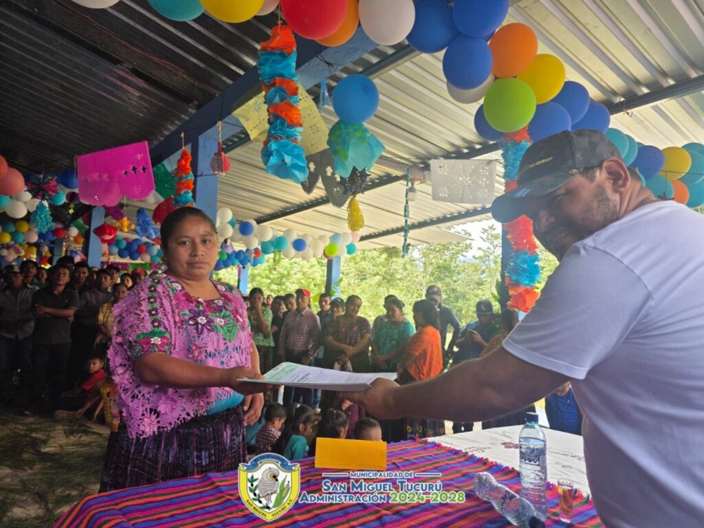 Entrega de las escrituras por parte de miembros del equipo municipal. Foto: municipalidad de San Miguel Tucurú.