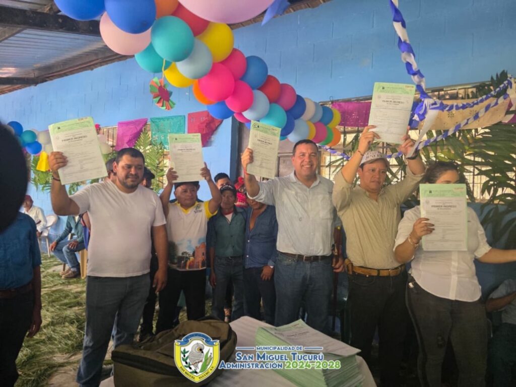 Familias de la aldea 15 de Octubre ahora cuentan con certeza jurídica sobre sus viviendas. Es resultado de un proceso municipal que busca formalizar sus tierras.
