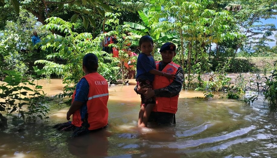 Equipos de tres municipalidades trabajan para despejar el derrumbe en la cuesta entre la Hincapié y Boca del Monte que hasta ahora ha colectado 70 camionadas de tierra en Villa Canales.