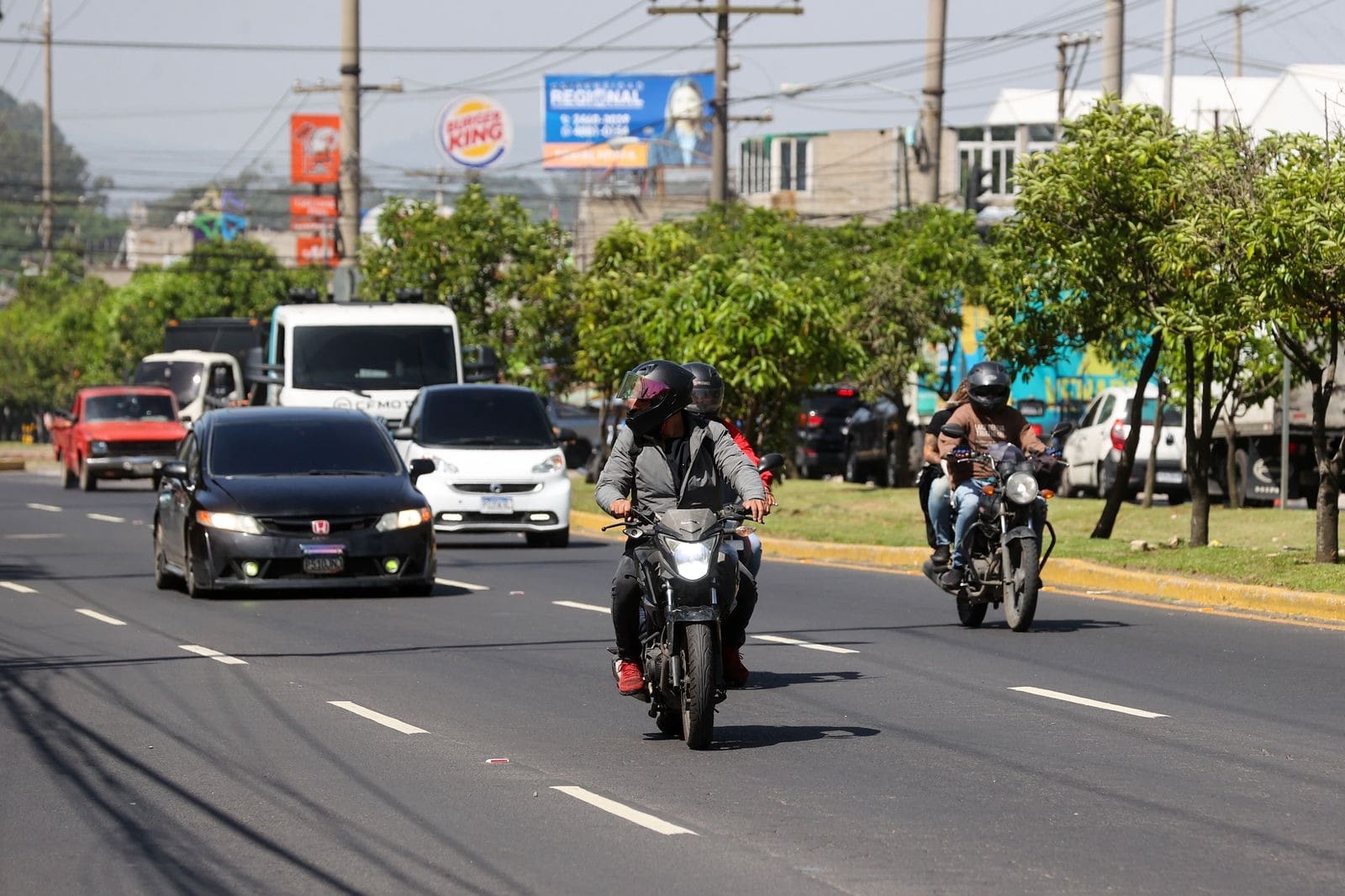 La sanción para los conductores de motocicleta que no portan la placa visible o llevarla alterada es de Q500. Foto: municipalidad de Guatemala,