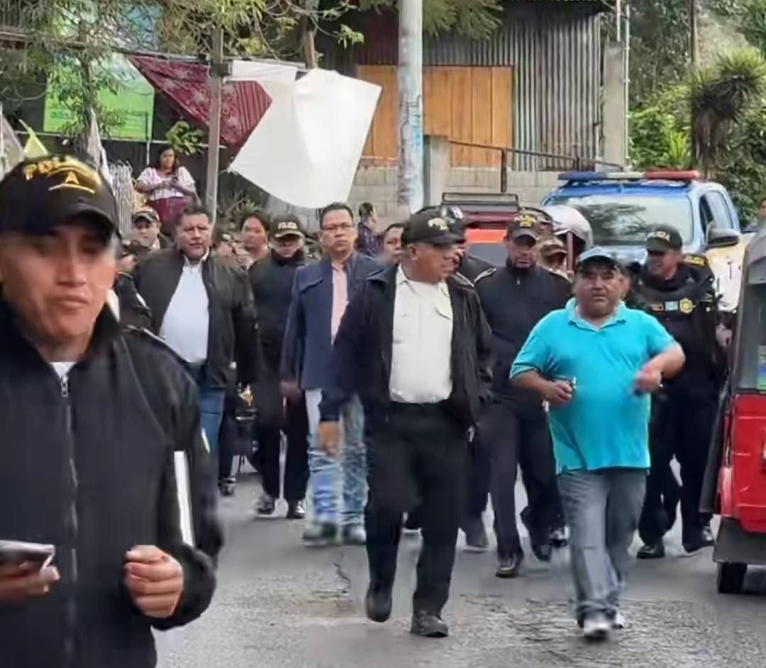 El alcalde electo por el parido Cabal de Santiago Atitlán, Francisco Coché Pablo (chumpa café), llegó acompañado de la policía con la intención de ingresar al edificio municipal. Foto Ixim Ulew