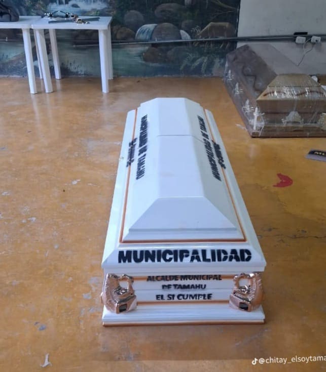 En la misma cuenta de TikTok del alcalde Carlos Chitay Caal entrega a familias la caja mortuoria y dice "esta compra se hizo con fondos municipales". Foto: tomada de redes sociales del alcalde.