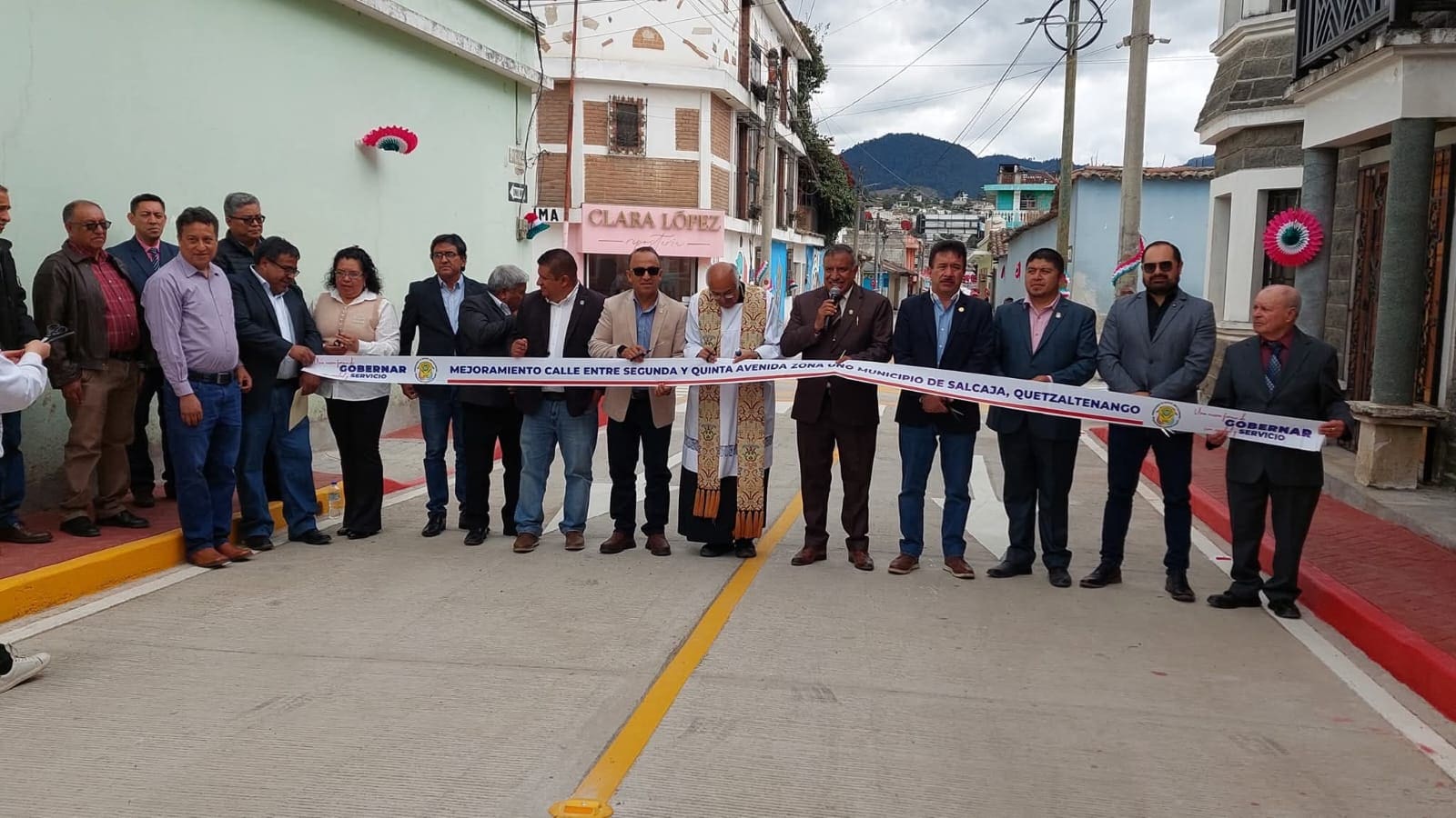 La intención original del remozamiento de esta calle era ensanchar las aceras para hacerla caminable, pero afectaba a los comercios. Foto: municipalidad de Salcajá.