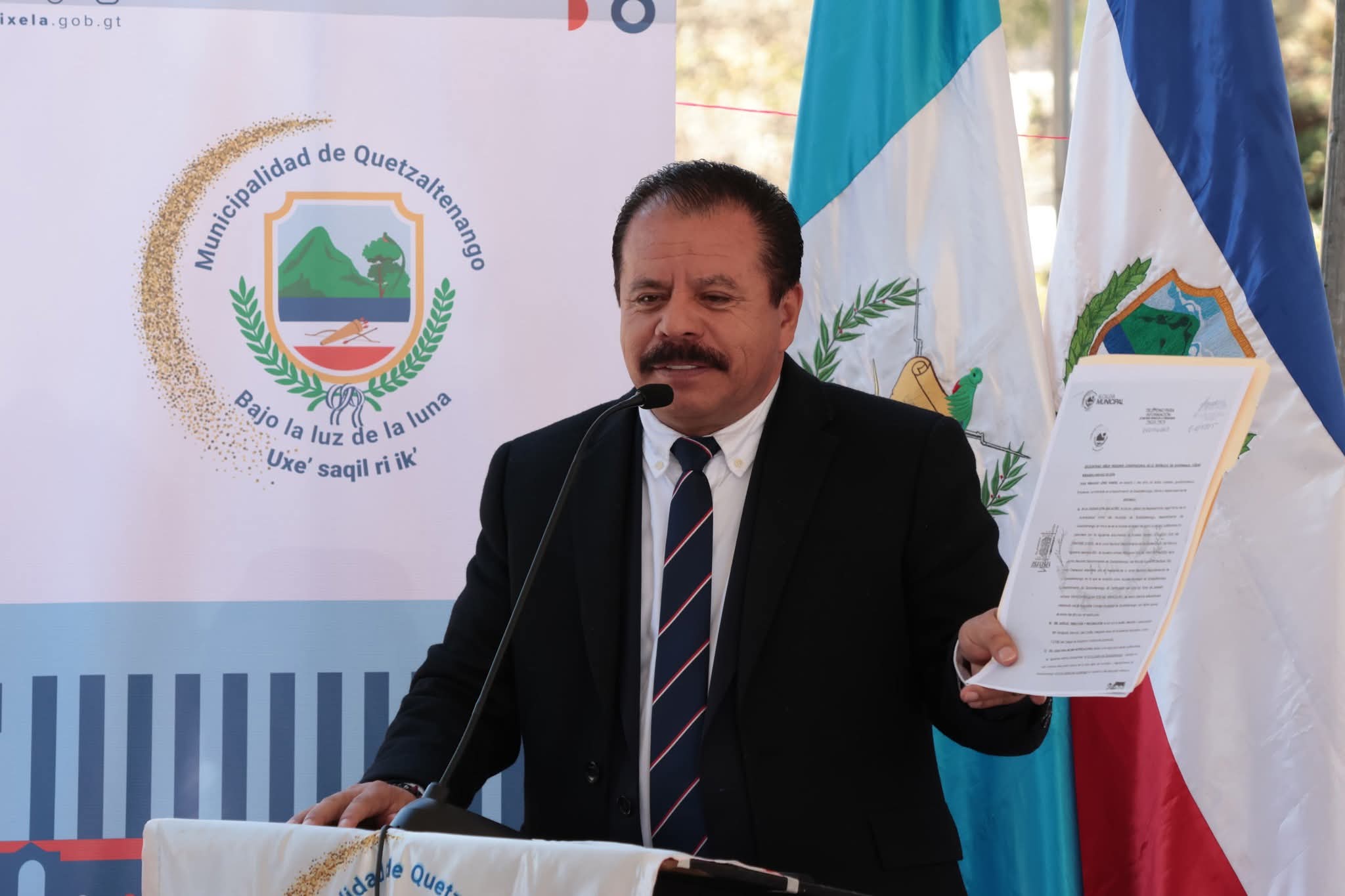 El alcalde Juan Fernando López mostró copia de la solicitud para obtener la concesión del aeródromo Los Altos. Foto: municipalidad.