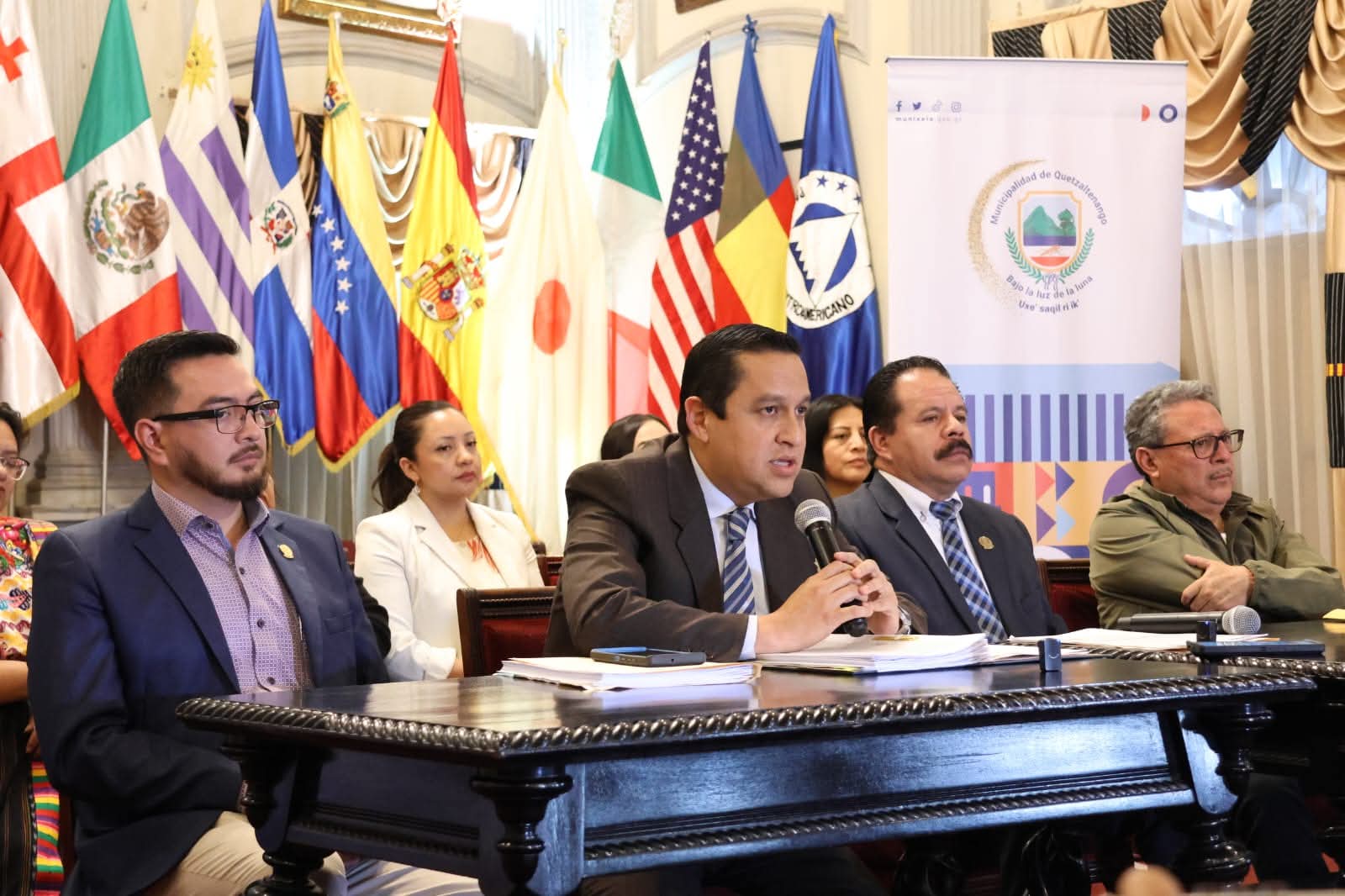 El concejo municipal de Quetzaltenango, junto a Eduardo Castillo, abogado de la alcaldía, en conferencia de prensa dio a conocer los fallos a favor de la comuna otorgados por juez Miguel Ángel del Valle Ralda del Juzgado de Primera Instancia Civil de Quetzaltenango. Foto: municipalidad.