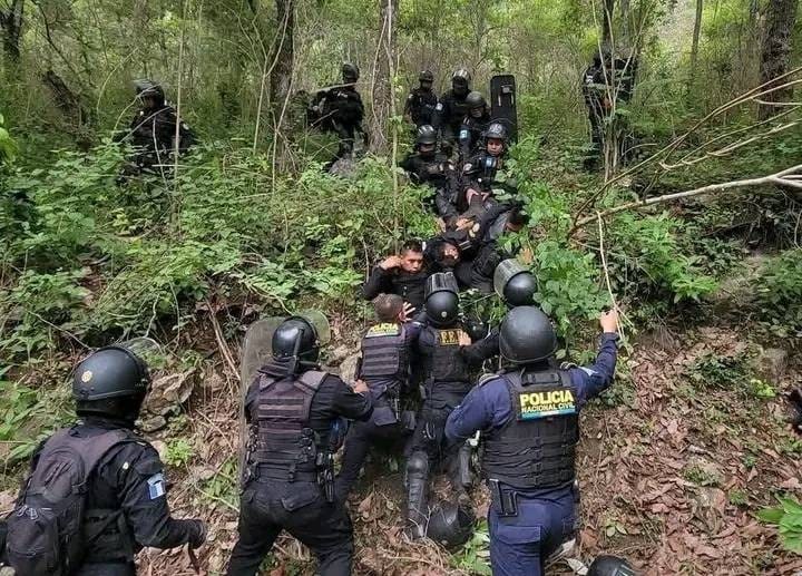 Un contingente de 45 patrullas llegó en julio pasado a Santa Rosalía en donde los vecinos mantienen disputas constantes que incluso han dejado detenidos y procesos legales iniciados entre los comunitarios y la firma Pasabién. Foto: Mi bello La cumbre