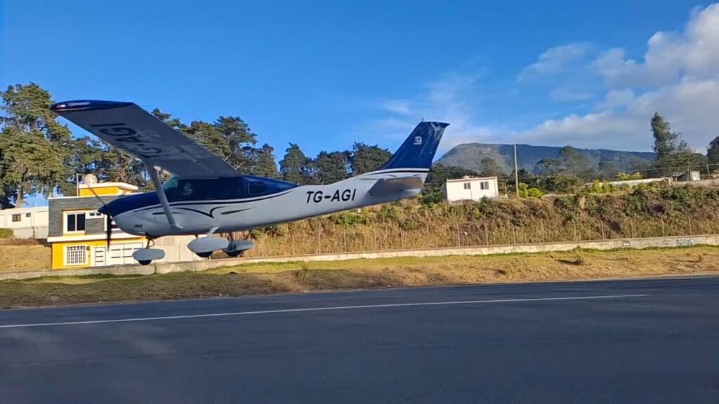 Avión ligero al momento mientras personal permanece atento a que la pista esté totalmente despejada. Foto: Gilberto Orozco.