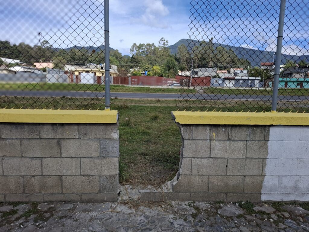 Ante el cierre de la pista de aviación, vecinos del lugar abrieron nuevos boquetes para atravesar el espacio. Foto: Gilberto Escobar.