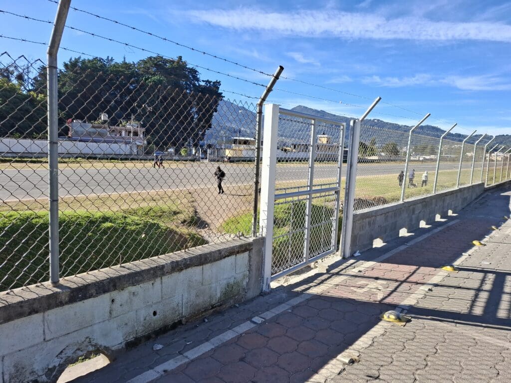 Hasta el momento colocaron portones metálicos para controlar los pasos peatonales en cierto horarios. Foto: Gilberto Orozco.