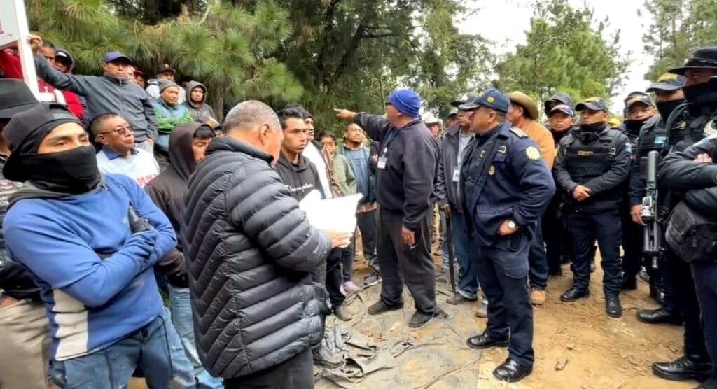 Vecinos de San Francisco la Unión, esperaron a que el acto protocolario de primera piedra finalizara para manifestar su descontento y retirar la piedra recién colocada. La protesta subió de tono cuando empezaron a talar árboles. Fotos: Unión TV.