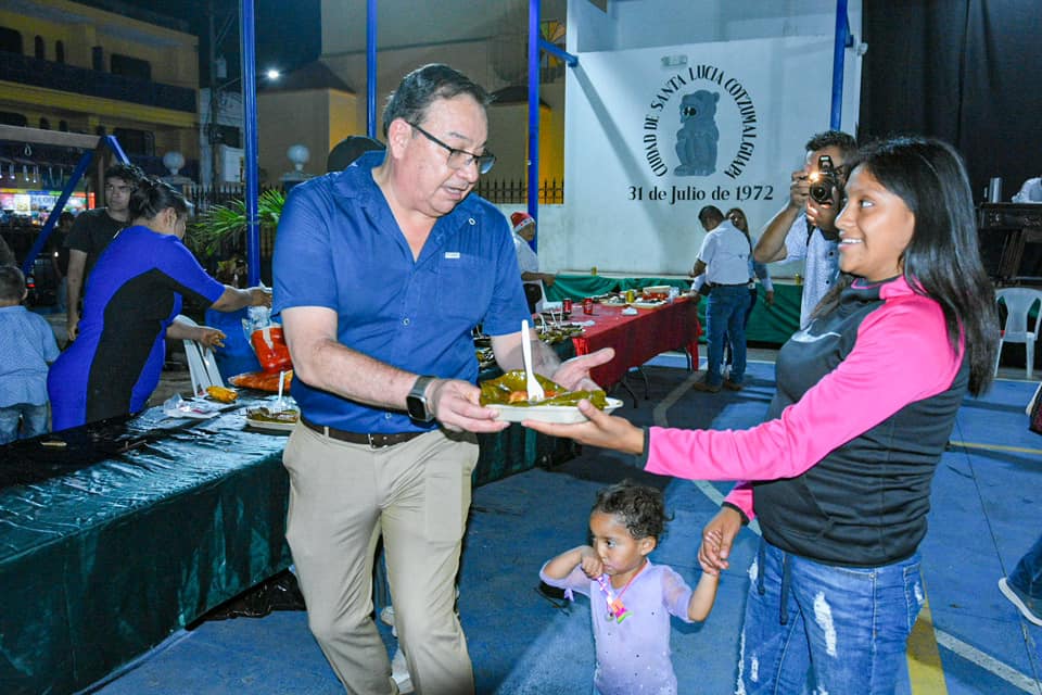 El 25 de diciembre el, el alcalde Julio Armando Paz Espinoza, repartió tamales a los vecinos de Santa Lucía Cotzumalguapa. Foto: Facebook municipalidad.