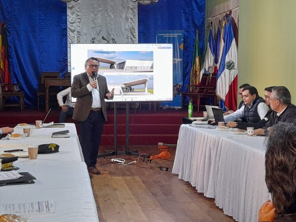 En la cuarta mesa técnica para la modernizar el aeródromo Los Altos, se estableció sostener reuniones bimensuales, además de invitar a representantes de la municipalidad. El diseño y planos fueron realizados por la ONG Planificando Xela. Foto: Mirna Alvarado.
