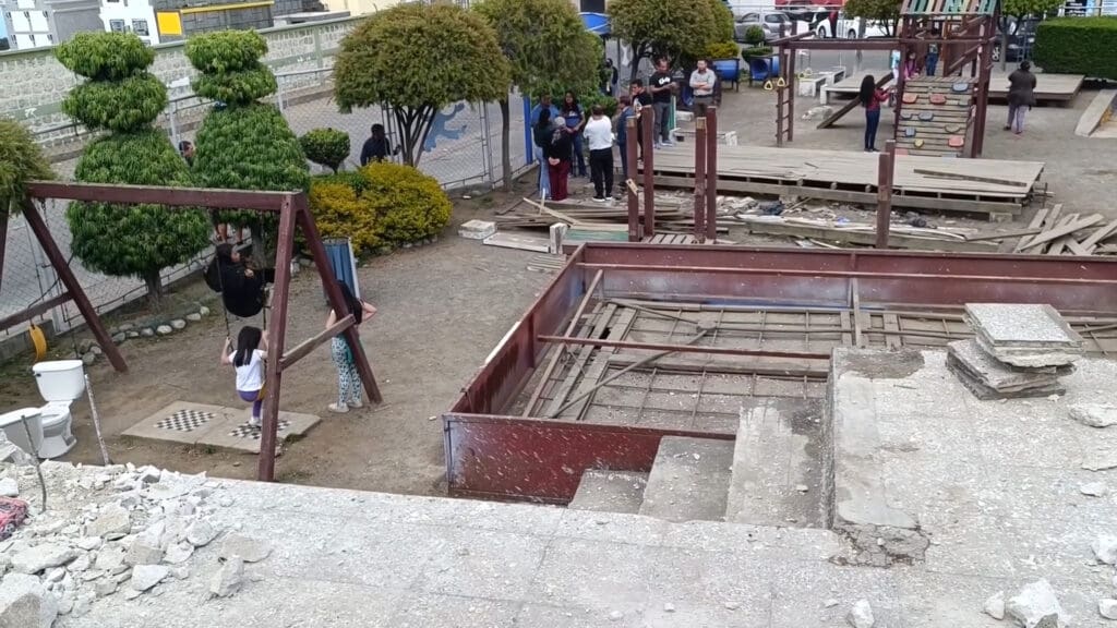 Padres de familia se reunieron en el área infantil para exigir la suspensión inmediata del proyecto. Foto: Gilberto Orozco.