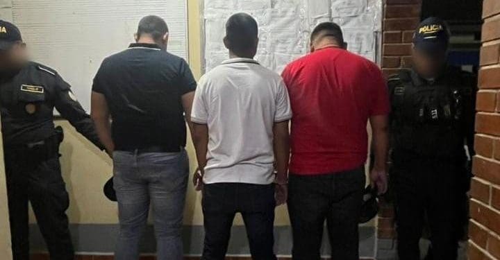 PNC reporta la captura de tres presuntos sicarios en la aldea El Rico, Los Amates, Izabal. Foto: AGN.