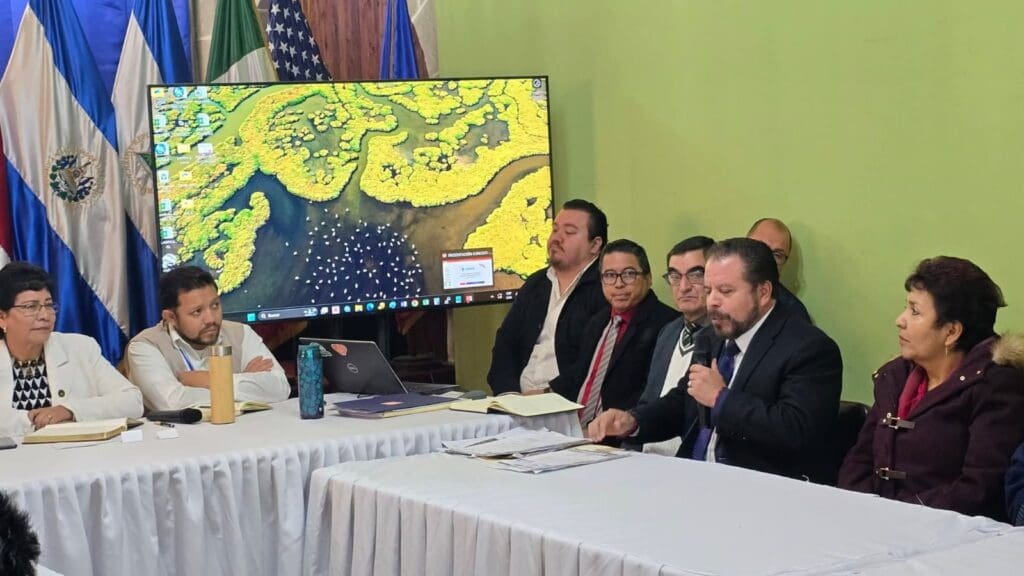 En este primer acercamiento se contó con la participación de los dos concejos municipales, asesores jurídicos y personal de Ordenamiento territorial de ambas municipalidades, así como con la mediación de la gobernadora Mayra Sosa. Fotos: Mirna Alvarado.