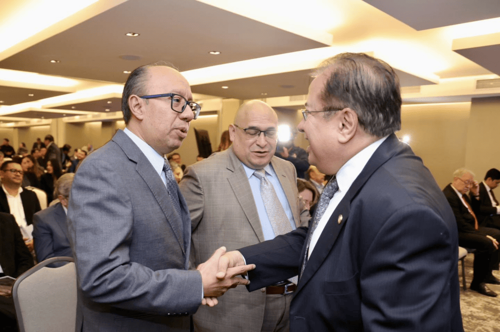 El alcalde de Huehuetenango, Gustavo Cano, asegura que el contrato se renueva cada cinco años pese a oficios de la CNEE que indican lo contrario. Foto: redes del edil. 