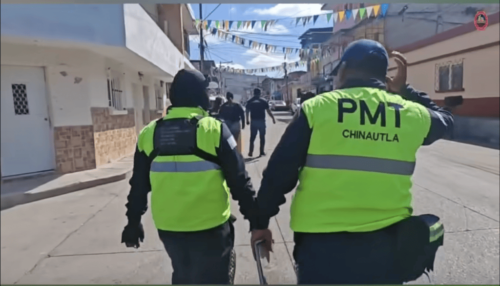 La PMT de Chinautla empezó a recoger obstáculos en las banquetas y calles. Foto: tomada del video municipalidad de Chinautla.