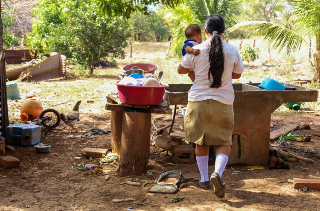 El Salvador. La cotidianidad de "D" transcurre entre cuadernos y pañales. Para continuar el bachillerato, depende del apoyo de su madre, quien asume buena parte del cuidado del bebé durante las horas de clase. 