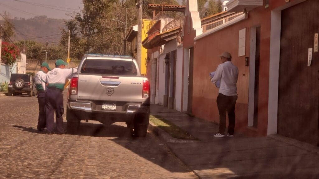 Notificadores del IUSI empezaron a llegar la semana pasada a las aldeas aledañas y al casco urbano de Antigua Guatemala. Foto: Facebook GALA periodismo a fondo.