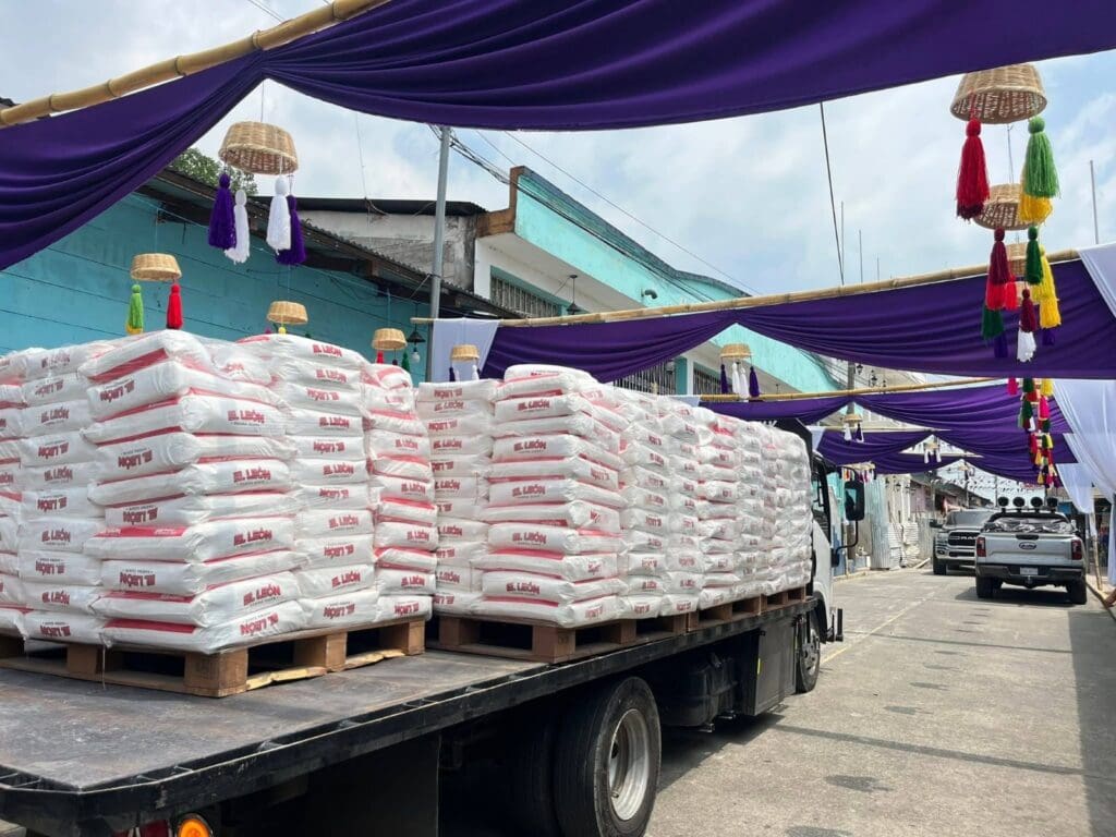 Ingreso de camiones con insumos para elaborar pan de Semana Santa en Pueblo Nuevo, Suchitepéquez. Foto: Ruperto Matías.