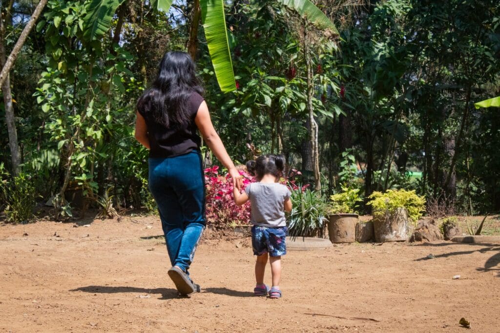 Guatemala. "S" y su hija viven en Cobán, Alta Verapaz. La madre de 16 años sueña con que, en algún momento, ambas puedan terminar la primaria juntas.